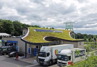 The curved green roof gives the Beverbach motorway service station a touch of green. Curving green roof of a motorway service station
